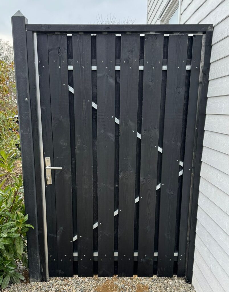 Zwarte tuindeur